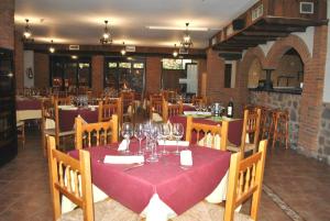 Reštaurácia alebo iné gastronomické zariadenie v ubytovaní Hotel Villa de Berzocana