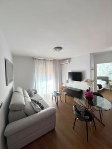 sala de estar con sofá y mesa en Apartamentos Abril, en Nerja