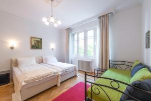 1 dormitorio con cama y ventana en Apartments Resavska Center, en Belgrado