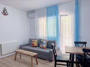 a living room with a couch and a table at ONE PIECE Apartamento con patio in Alcobendas