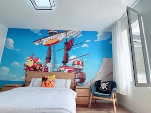 a bedroom with a bed with a mural offamous buildings at ONE PIECE Apartamento con patio in Alcobendas