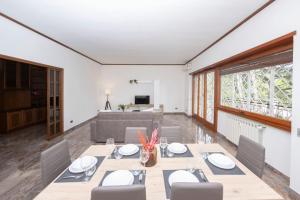 a dining room with a table and chairs at [10 min Vaticano] Big home Balduina con piscina in Rome