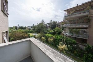 Balkoni atau teres di [10 min Vaticano] Big home Balduina con piscina