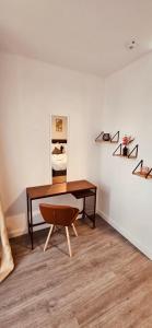einen Schreibtisch und einen Stuhl in einem Zimmer in der Unterkunft HOTEL FORMIO in Paris
