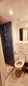 een badkamer met een toilet en een douche bij HOTEL FORMIO in Parijs