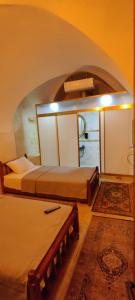 two beds in a bedroom with an arched ceiling at Ktisis Butik Otel in Urfa