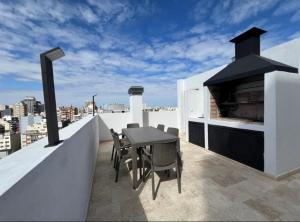 ein Tisch und Stühle auf einem Balkon mit Aussicht in der Unterkunft Departamento Flores in Buenos Aires