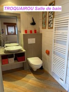 uma casa de banho com um WC e um lavatório em MAISON DES VIGNES- TROQUAÏROU et BECCA MOTTA em Brides-les-Bains