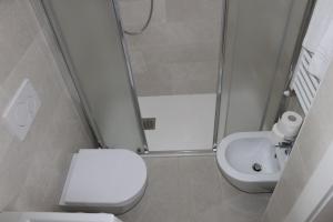 een badkamer met een douche, een toilet en een wastafel bij Ferienwohnung für 2 Personen 1 Kind ca 35 qm in Malcesine, Gardasee Ostufer Gardasee - b43578 in Malcesine