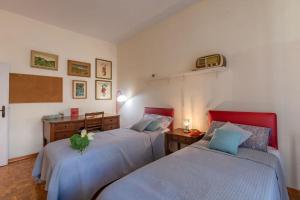 1 dormitorio con 2 camas y escritorio en Ferienwohnung für 4 Personen ca 98 qm in Sesto Fiorentino, Toskana Provinz Florenz, en Sesto Fiorentino
