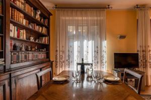 comedor con mesa de madera y ventana en Ferienwohnung für 4 Personen ca 98 qm in Sesto Fiorentino, Toskana Provinz Florenz, en Sesto Fiorentino