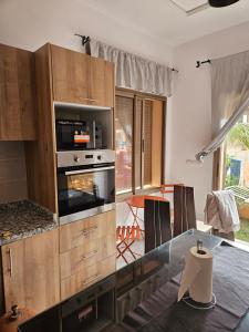 eine Küche mit Backofen und ein Esszimmer in der Unterkunft Green house in Saidia 