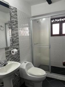 y baño con ducha, aseo y lavamanos. en VILLA LEWANA 2, en Villa de Leyva