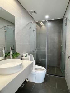 Un baño con inodoro, lavabo y ducha. en Sea Horizon Apartment, en Nha Trang