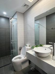 Un baño con inodoro, lavabo y ducha. en Sea Horizon Apartment, en Nha Trang 19 fotos más