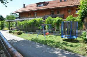 Ο χώρος παιχνιδιού για παιδιά στο Ferienwohnung in Sankt Oswald mit großem Balkon