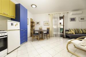 eine Küche und ein Wohnzimmer mit einem Sofa und einem Tisch in der Unterkunft Ferienwohnung für 5 Personen ca 55 m in Bogovići, Kvarner Bucht Krk in Malinska