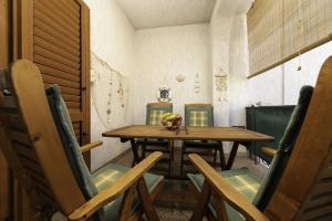 ein Esszimmer mit einem Holztisch und Stühlen in der Unterkunft Ferienwohnung für 5 Personen ca 55 m in Bogovići, Kvarner Bucht Krk in Malinska