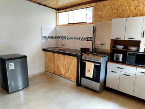 Nhà bếp/bếp nhỏ tại Cabaña El canto del Arriero +29 ảnh