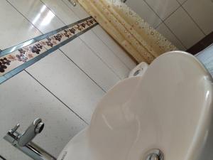 La salle de bains est pourvue de toilettes blanches. dans l'établissement Cabaña El canto del Arriero, à Oxapampa
