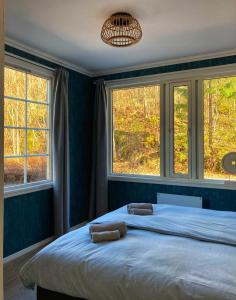 - une chambre avec un lit et 2 serviettes dans l'établissement BB Grindhuset, à Larvik