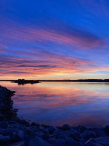 un coucher de soleil sur une masse d'eau dans l'établissement BB Grindhuset, à Larvik