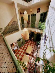una vista aérea de una escalera en una casa en Happy Marrakchy en Marrakech