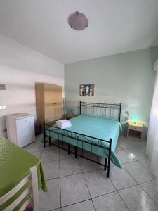 1 dormitorio con 1 cama con colcha verde en Case Vacanza Trappetodavivere, en Trappeto