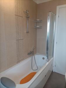 bagno con vasca e doccia di Appartamento Solemare a San Vito