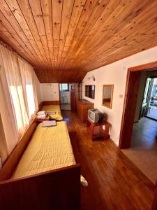 ein Wohnzimmer mit Holzdecke und Sofa in der Unterkunft Luylyana Guesthouse in Ribarica