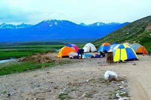 un gruppo di tende sul lato di una montagna di Mantri Bai Camping Site Deosai a Skardu