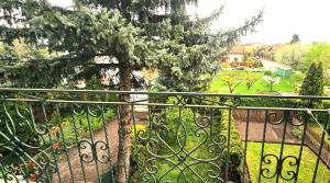 een uitzicht op een tuin vanaf een ijzeren hek bij Pokoje Inowrocław Zarembiny in Inowrocław