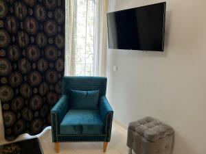 Telewizja i/lub zestaw kina domowego w obiekcie ZEN Neapoli Penthouse Apartment