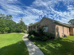 una casa con un patio de césped y una acera en Prancing Horse Estates- 10 acres w/huge pool + spa, en Montgomery