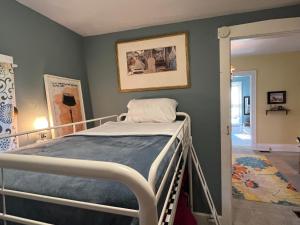 - une chambre avec un lit dans l'établissement Small Victorian Cottage at Earlham, à Richmond