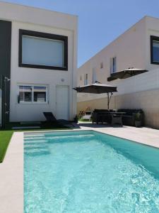 ein Swimmingpool vor einem Haus in der Unterkunft La Perla de Monte y Mar in Puerto Marino