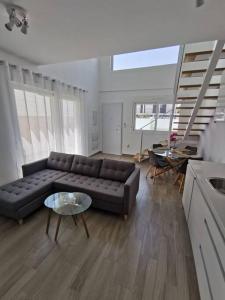 ein Wohnzimmer mit Sofa und Tisch in der Unterkunft La Perla de Monte y Mar in Puerto Marino