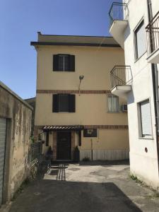 - un grand bâtiment blanc avec une porte et un balcon dans l'établissement Casa Campo dei Fiori, à Pontecorvo