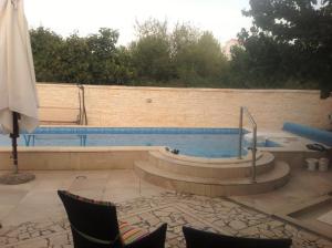 uma piscina com jacuzzi num quintal em Apartments Little Castle em Vodice