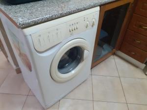 una lavadora blanca en una cocina con encimera en Vlora Apartment, en Vlorë