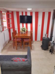 a living room with a table and a tv at Casa da Avó - Barroca in Barroca