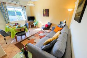 Χώρος καθιστικού στο VILLA EBER - independent 1 & 2 bedroom apartments, pool, air con, fast Wi-Fi, near old town of Albufeira and beaches