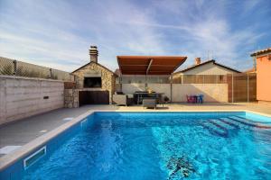 Loborika的住宿－Ferienhaus mit Privatpool für 5 Personen ca 80 qm in Loborika, Istrien Südküste von Istrien，一座房子后院的游泳池