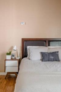 a bedroom with a bed and a night stand with a lamp at Modern studio within easy reach of Tech Giants in East Palo Alto