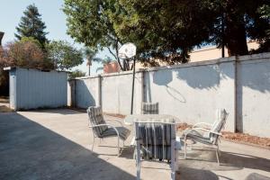 un grupo de sillas, una mesa y una valla en Modern studio within easy reach of Tech Giants, en East Palo Alto