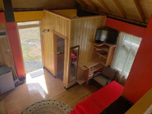 Una vista aérea de una sala de estar con un televisor. en Lovers View, en Giraudel