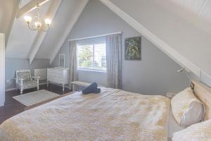 Un dormitorio con una cama grande y una ventana en A Resort Gem With A Pool en Cape St Francis
