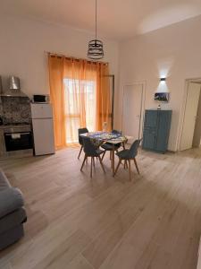 sala de estar con mesa y sillas y cocina en Casa vacanza Sofiu', en Mazara del Vallo
