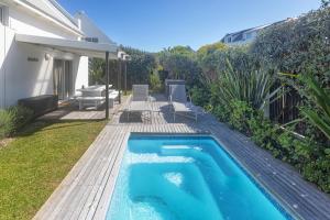 una piscina en el patio trasero de una casa en A Resort Gem With A Pool en Cape St Francis