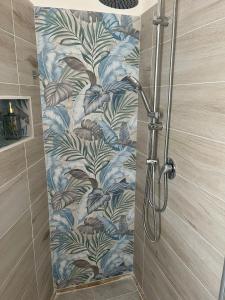 cabina de ducha con papel pintado azul y verde en Casa vacanza Sofiu', en Mazara del Vallo